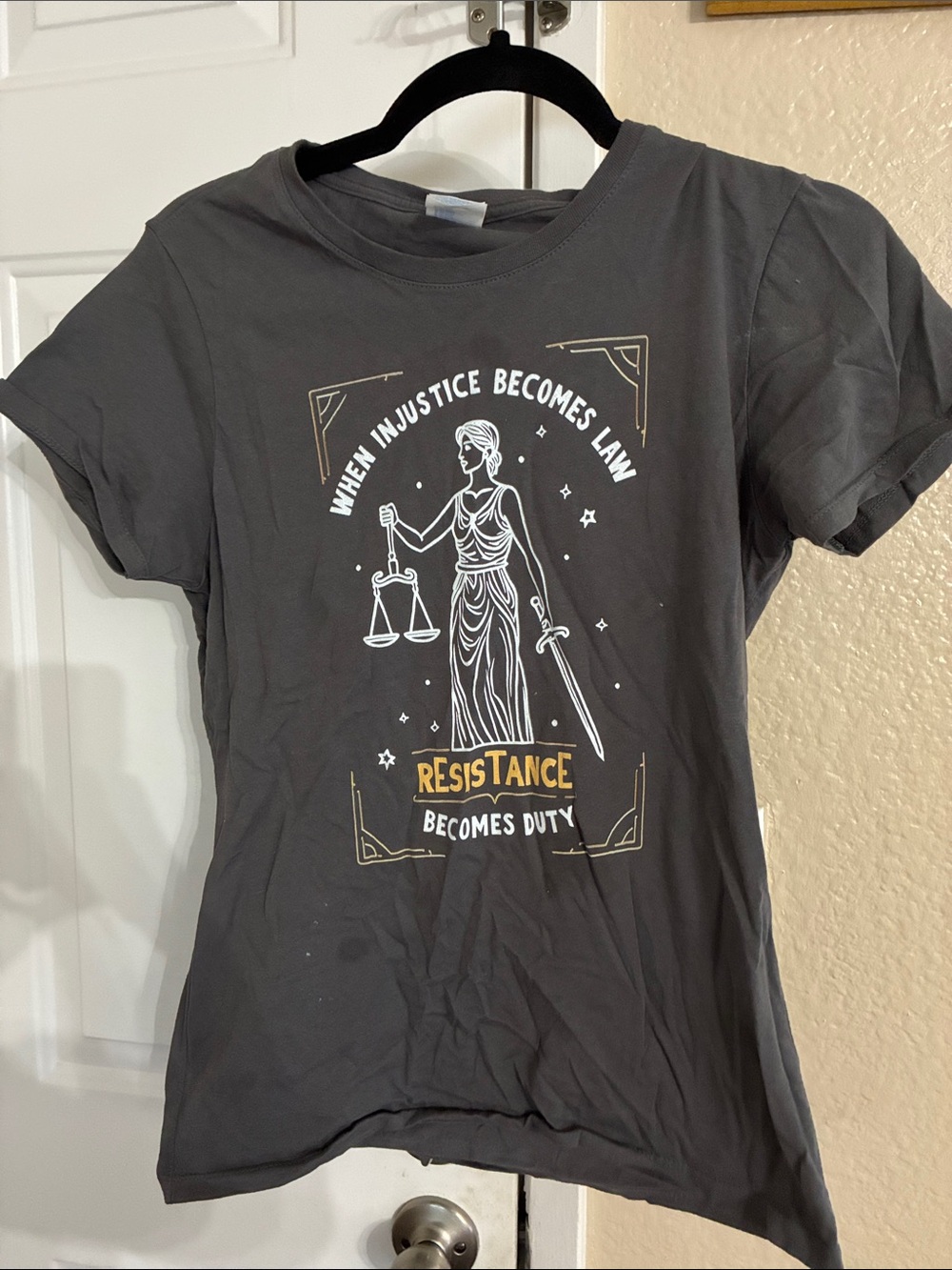 Amazon Gray Short Sleeve Graphic Tee with White & Gold Print